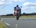 Lolo en wheeling sur le plateau de Saclay avec Aurlie