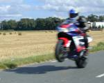 Lolo en wheeling sur le plateau de Saclay